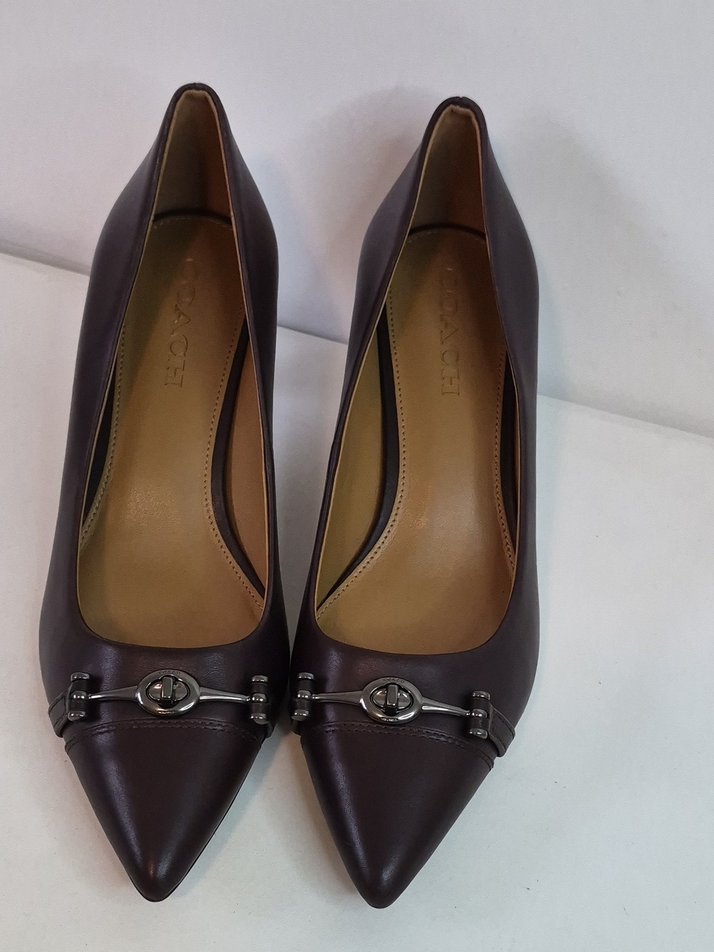 Coach Women's Brown Leather Pointed-Toe Pumps with Turnlock Accent Size 10